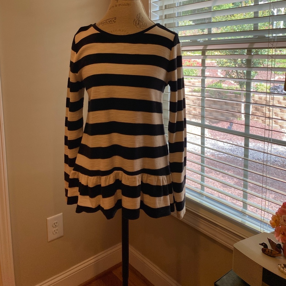 Women top black and white print size M look good with leggings!